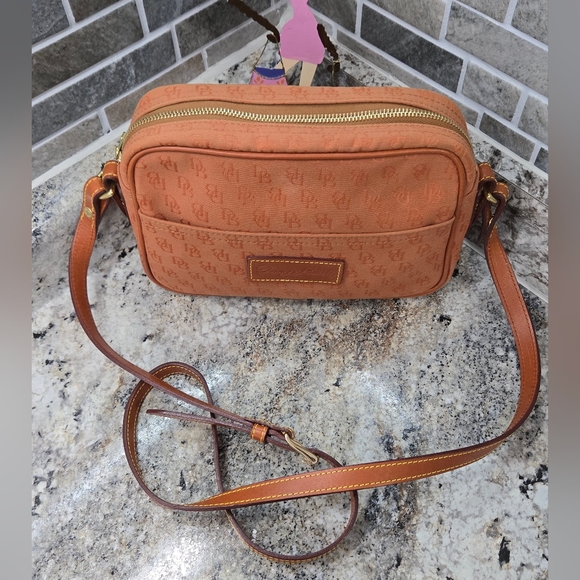 Dooney & Bourke crossbody bag in orange/salmon EUC - Picture 3 of 15